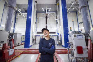 skrattande kvinna i industriell miljö