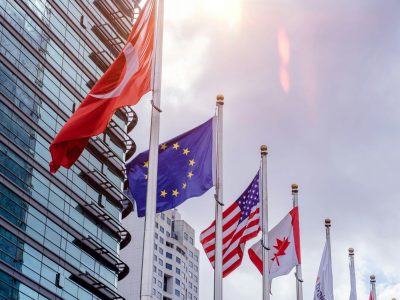 flaggor framför ett höghus